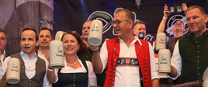 O’zapft wird mit einem Faß am 25. August 2022 gegen 18.00 Uhr im Glöckl-Zelt durch die Regensburger Oberbürgermeisterin Gertrud Maltz-Schwarzfischer, die hierfür nur 3 Schläge mit dem glockenförmigen Schlegel benötigte (©Foto:Martin Schmitz)